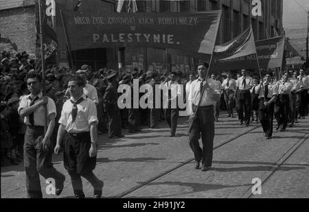 Warszawa, 1947-05-01. Pochód pierwszomajowy na ul. Nowy Œwiat. NZ. kolumna organizacji ¿ydowskich. bb/ms PAP Warschau, 1. Mai 1947. Eine Mayday-Parade in Nowy Swiat. Im Bild: Mitglieder jüdischer Organisationen. bb/ms PAP Stockfoto