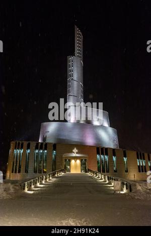 Die Northern Lights Cathedral - Alta Church bei Nacht bei schneebedecktem Wetter Stockfoto