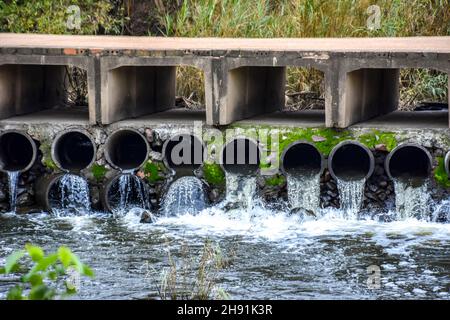 Eine Betonstraße auf mehreren Abwasserrohren, die das Wasser als Brücke in der Nähe des Wilge River in der Nähe von Bronkhorstspruit östlich von Pretori umleiten Stockfoto