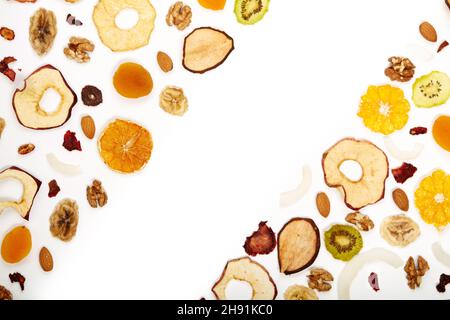 Nahaufnahme von natürlichen Nüssen und getrockneten Früchten Orange, Apfel, Kiwi, Kokosnuss auf weißem Hintergrund. Konzept von Bio gesund sortiert getrocknete Früchte für Snacks. Stockfoto