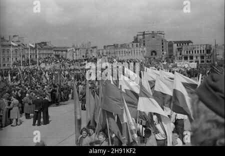 Warszawa, 1947-05-01. Manifestacja pierwszomajowa na pl. Zwyciêstwa. NZ. t³um uczestników wiecu; widok w stronê pó³nocn¹ placu. bb/ms PAP Warschau, 1. Mai 1947. Eine Mayday-Parade auf dem Zwyciestwa-Platz. Im Bild: Menschenmassen auf der Nordseite des Platzes. bb/ms PAP Stockfoto