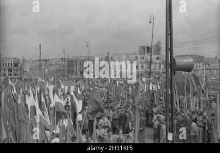 Warszawa, 1947-05-01. Manifestacja pierwszomajowa na pl. Zwyciêstwa. NZ. t³um uczestników wiecu ze sztandarami i transparentami. bb/ms PAP Warschau, 1. Mai 1947. Eine Mayday-Parade auf dem Zwyciestwa-Platz. Im Bild: Paradiese mit Fahnen und Bannern. bb/ms PAP Stockfoto