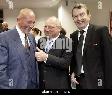 Kaiserslautern, Deutschland. 08th. Februar 2007. Der ehemalige Fußballspieler Horst Eckel (l.) feiert seinen 75th. Geburtstag auf der Nordtribüne von 1. FC Kaiserslautern im Fritz-Walter-Stadion in Kaiserslautern. Der Ehrenkapitän der Nationalmannschaft, Uwe Seeler (M), und Wolfgang Nierbach, Direktor des DFB, gratulieren dazu. Der ehemalige Fußball-Weltmeister Horst Eckel ist tot. Wie der Deutsche Fußballverband am Freitag mitteilte, starb am Freitag der letzte noch lebende Weltmeister aus dem Jahr 1954 im Alter von 89 Jahren.(to dpa 'Ex-Weltmeister Horst Eckel starb') Quelle: View/dpa/Alamy Live News Stockfoto