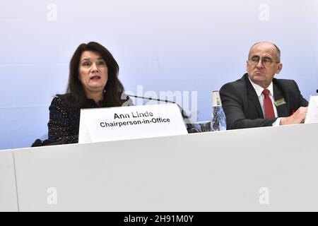 Die schwedische Außenministerin und amtierende Vorsitzende Ann Linde und der polnische Außenminister und der kommende Vorsitzende im Amt Rau Zbigniew während der abschließenden Pressekonferenz während eines Ministertreffens der Organisation für Sicherheit und Zusammenarbeit in Europa (OSZE) am 3. Dezember 2021 in Stockholm, Schweden. Foto Claudio Bresciani / TT kod 10090 Stockfoto