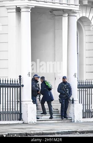 Bewaffneter Polizeibeamter am Eingang des Gebäudes der türkischen Botschaft, london, England. Stockfoto