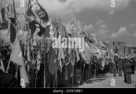 Warszawa, 1947-05-01. Manifestacja pierwszomajowa na pl. Zwyciêstwa. NZ. Sztandary Polskiej Partii Robotniczej (PPR). bb/gr PAP Warschau, 1. Mai 1947. Eine Mayday-Parade auf dem Zwyciestwa-Platz. Im Bild: Banner der Polnischen Arbeiterpartei. bb/gr PAP Stockfoto