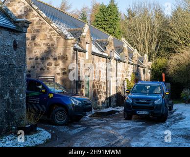 St Cyrus, Aberdeenshire, Schottland, 3rd. Dezember 2021: Im Bild: INGENIEURE VON SSEN räumen entwurzelte Bäume und Trümmer, die Niederspannungsleitungen am Stadtrand von St Cyrus heruntergefahren haben. Die Grundstücke in diesem Gebiet sind seit 7 Tagen ohne Strom. Die Ingenieure haben sich den Weg durch das Stromnetz hinabgearbeitet, von der Hochspannung bis zur Mittelspannung und schließlich zu Niederspannungssystemen, die die Stromleitungen sind, die in unsere Häuser eindringen. Die Ingenieure arbeiten unter gefährlichen Bedingungen, sie haben lange Stunden gearbeitet, um die Stromversorgung der Häuser wiederherzustellen. Kredit:Barry Nixon/Alamy Live Nachrichten Stockfoto