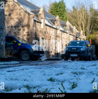 St Cyrus, Aberdeenshire, Schottland, 3rd. Dezember 2021: Im Bild: INGENIEURE VON SSEN räumen entwurzelte Bäume und Trümmer, die Niederspannungsleitungen am Stadtrand von St Cyrus heruntergefahren haben. Die Grundstücke in diesem Gebiet sind seit 7 Tagen ohne Strom. Die Ingenieure haben sich den Weg durch das Stromnetz hinabgearbeitet, von der Hochspannung bis zur Mittelspannung und schließlich zu Niederspannungssystemen, die die Stromleitungen sind, die in unsere Häuser eindringen. Die Ingenieure arbeiten unter gefährlichen Bedingungen, sie haben lange Stunden gearbeitet, um die Stromversorgung der Häuser wiederherzustellen. Kredit:Barry Nixon/Alamy Live Nachrichten Stockfoto