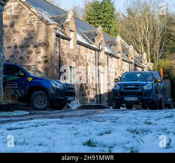 St Cyrus, Aberdeenshire, Schottland, 3rd. Dezember 2021: Im Bild: INGENIEURE VON SSEN räumen entwurzelte Bäume und Trümmer, die Niederspannungsleitungen am Stadtrand von St Cyrus heruntergefahren haben. Die Grundstücke in diesem Gebiet sind seit 7 Tagen ohne Strom. Die Ingenieure haben sich den Weg durch das Stromnetz hinabgearbeitet, von der Hochspannung bis zur Mittelspannung und schließlich zu Niederspannungssystemen, die die Stromleitungen sind, die in unsere Häuser eindringen. Die Ingenieure arbeiten unter gefährlichen Bedingungen, sie haben lange Stunden gearbeitet, um die Stromversorgung der Häuser wiederherzustellen. Kredit:Barry Nixon/Alamy Live Nachrichten Stockfoto