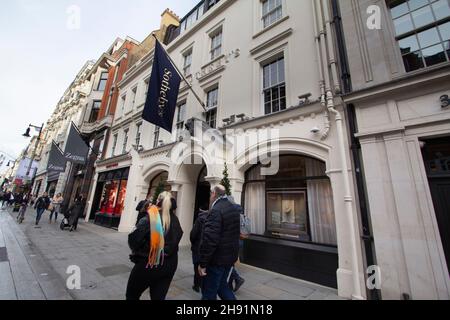 Sotheby's Bildende Kunst-Firma New Bond Street, London, Makler von feiner und dekorativer Kunst, Schmuck und Sammlerstücken Stockfoto