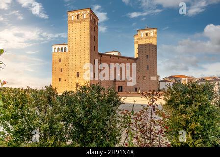 Fossano, Cuneo, Italien - 2. Dezember 2021: Das Schloss der Fürsten von Acaja (XIV Jahrhundert) auf der piazza Castello, Sitz der Bürgerbibliothek Stockfoto