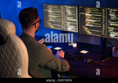 Hinten Porträt von erfahrenen intelligenten Person schriftlich Programm bearbeiten Bug spät in der Nacht Haus dunklen Raum Stockfoto