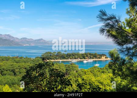 Seehafen mit Segelschiffen an der Mittelmeerküste bei Kemer, Türkei, Blick vom Berg Stockfoto