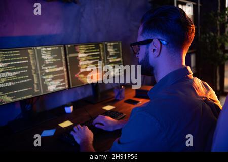 Profil Foto von erfahrenen Programmierer schreiben Eingabe auf Tastatur Netzwerk Sicherheit Mitternacht Haus Loft Raum Stockfoto