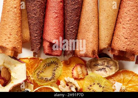 Oben Ansicht von handgefertigten Obstpastilles mit Äpfeln und schwarzen Johannisbeeren auf weißem Hintergrund.Konzept von natürlichen und gesunden Snacks, zuckerfrei, gesund, süß. Stockfoto