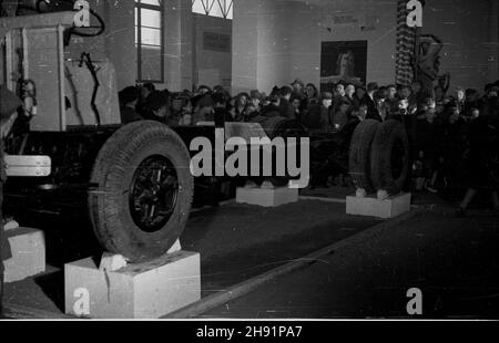 Poznañ, 1947-05. Pierwsze po wojnie Miêdzynarodowe Targi Poznañskie, otwarte 27 kwietnia 1947 r. NZ. Pawiilon francuski; podwozie ciê¿arówki Renault. bb/gr PAP Dok³adny dzieñ wydarzenia nieustalony. Posen, Mai 1947. Am 27. April 1947 wurde die erste internationale Messe in Posen nach dem Krieg eröffnet. Im Bild: Ein Renault-LKW-Chassis im französischen Pavillon. bb/gr PAP Stockfoto