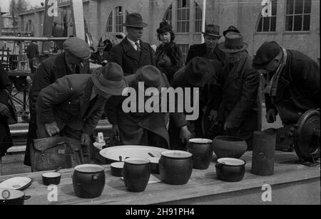 Poznañ, 1947-05. Pierwsze po wojnie Miêdzynarodowe Targi Poznañskie, otwarte 27 kwietnia 1947 r. NZ. Stoisko z naczyniami. bb/gr PAP Dok³adny dzieñ wydarzenia nieustalony. Posen, Mai 1947. Am 27. April 1947 wurde die erste internationale Messe in Posen nach dem Krieg eröffnet. Im Bild: Ein Küchengeschirr-Display. bb/gr PAP Stockfoto