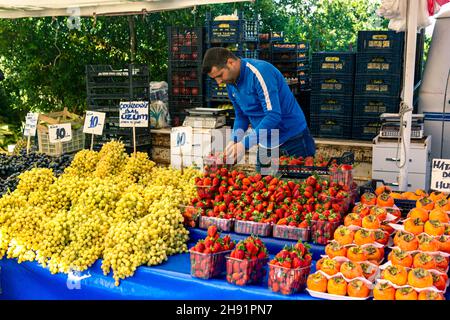 Kemer, Türkei - 08. November 2021: Obsthändler auf einem lokalen Basar Stockfoto