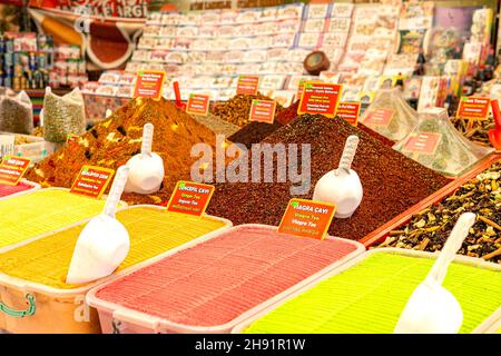 Kemer, Türkei - 08. November 2021: Bunte Gewürze und Früchtetees auf einem lokalen Basar Stockfoto