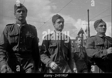 Warszawa, 1947-05-01. Pochód pierwszomajowy. NZ. cz³onkowie Przysposobienia Rolniczo-Wojskowego. bb/ms PAP Warschau, 1. Mai 1947. Eine Mayday-Parade. Im Bild: Eine Militäreinheit für Landarbeiter. bb/ms PAP Stockfoto