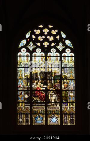 VLIJM, NIEDERLANDE - 09. Nov 2021: Glasmalerei im Inneren einer niederländischen Kirche, die eine religiöse Szene darstellt Stockfoto