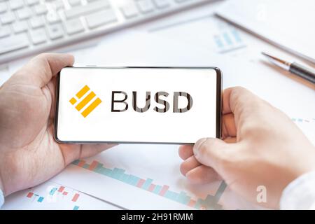 Logo von BUSD, Binance USD im Tablet. Kryptowährung stabile Münze, Token. Handel Blockchain-Plattform zum Kauf, Verkauf an dezentraler Börse DEX, DEFI. Dig Stockfoto