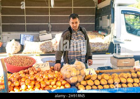 Kemer, Türkei - 08. November 2021: Gemüsehändler auf einem lokalen Basar Stockfoto