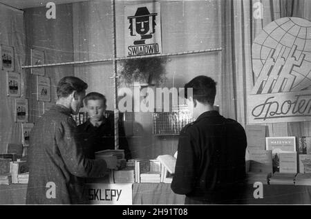 Warszawa, 1947-05. Sklep Warszawskiej Spó³dzielni Ksiêgarsko-Wydawniczej Œwiatowid. W stolicy funkcjonowa³o piêæ sklepów tej spó³dzielni, z ksi¹¿kami, artyku³ami papierniczymi i zabwkami. bb/gr PAP Dok³adny dzieñ wydarzenia nieustalony. Warschau, Mai 1947. Die Globetrotter Book and Publishing Co-operative Betrieb fünf Geschäfte in Warschau, die Bücher, Schreibwaren und Spielzeug anbieten. bb/gr PAP Stockfoto