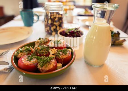 Gut gedeckten Tisch mit Bio-hausgemachten Speisen und Leckereien für sonntagsbrunch im Wohnzimmer zu Hause Stockfoto