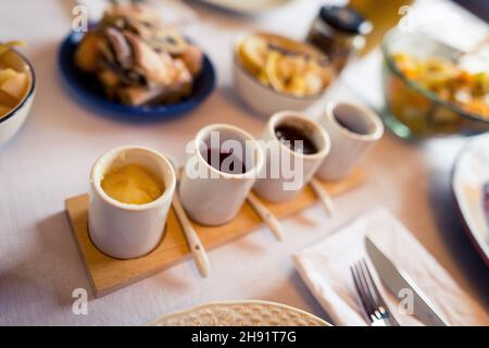 Gut gedeckten Tisch mit Bio-hausgemachten Speisen und Leckereien für sonntagsbrunch im Wohnzimmer zu Hause Stockfoto