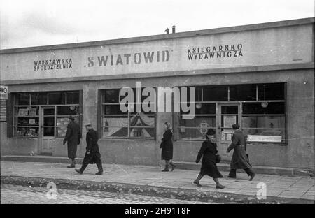 Warszawa, 1947-05. Sklep Warszawskiej Spó³dzielni Ksiêgarsko-Wydawniczej Œwiatowid. W stolicy funkcjonowa³o piêæ sklepów tej spó³dzielni, z ksi¹¿kami, artyku³ami papierniczymi i zabwkami. bb/gr PAP Dok³adny dzieñ wydarzenia nieustalony. Warschau, Mai 1947. Einer von fünf Geschäften des Warschauer Verlags „Swiatowid“, in dem Bücher, Schreibwaren und Spielzeug angeboten werden. bb/gr PAP Stockfoto