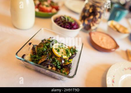 Gut gedeckten Tisch mit Bio-hausgemachten Speisen und Leckereien für sonntagsbrunch im Wohnzimmer zu Hause Stockfoto