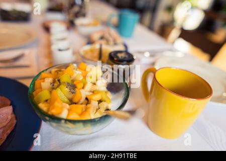 Gut gedeckten Tisch mit Bio-hausgemachten Speisen und Leckereien für sonntagsbrunch im Wohnzimmer zu Hause Stockfoto