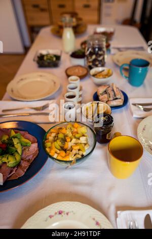 Gut gedeckten Tisch mit Bio-hausgemachten Speisen und Leckereien für sonntagsbrunch im Wohnzimmer zu Hause Stockfoto