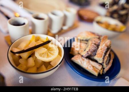 Gut gedeckten Tisch mit Bio-hausgemachten Speisen und Leckereien für sonntagsbrunch im Wohnzimmer zu Hause Stockfoto