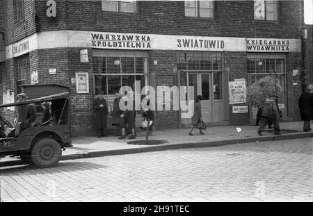 Warszawa, 1947-05. Sklep Warszawskiej Spó³dzielni Ksiêgarsko-Wydawniczej Œwiatowid. W stolicy funkcjonowa³o piêæ sklepów tej spó³dzielni, z ksi¹¿kami, artyku³ami papierniczymi i zabwkami. bb/gr PAP Dok³adny dzieñ wydarzenia nieustalony. Warschau, Mai 1947. Einer von fünf Geschäften des Warschauer Verlags „Swiatowid“, in dem Bücher, Schreibwaren und Spielzeug angeboten werden. bb/gr PAP Stockfoto