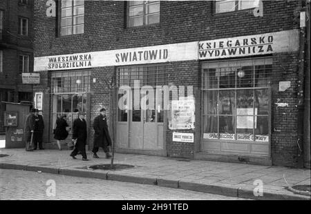 Warszawa, 1947-05. Sklep Warszawskiej Spó³dzielni Ksiêgarsko-Wydawniczej Œwiatowid. W stolicy funkcjonowa³o piêæ sklepów tej spó³dzielni, z ksi¹¿kami, artyku³ami papierniczymi i zabwkami. bb/gr PAP Dok³adny dzieñ wydarzenia nieustalony. Warschau, Mai 1947. Einer von fünf Geschäften des Warschauer Verlags „Swiatowid“, in dem Bücher, Schreibwaren und Spielzeug angeboten werden. bb/gr PAP Stockfoto