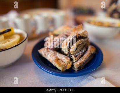 Gut gedeckten Tisch mit Bio-hausgemachten Speisen und Leckereien für sonntagsbrunch im Wohnzimmer zu Hause Stockfoto