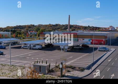 Castelo Branco, Portugal - Dezember 02 2021: Continente Supermarkt außen und Parkplatz in Castelo Branco Portugal Stockfoto