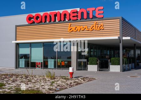 Castelo Branco, Porugal - Dezember 02 2021: Außenansicht des Supermarkts Continente in Castelo Branco Portugal. Stockfoto