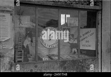 Warszawa, 1947-05. Sklep Warszawskiej Spó³dzielni Ksiêgarsko-Wydawniczej Œwiatowid. W stolicy funkcjonowa³o piêæ sklepów tej spó³dzielni, z ksi¹¿kami, artyku³ami papierniczymi i zabwkami. NZ. Dekoracja w witrynie jednego ze sklepów. bb/gr PAP Dok³adny dzieñ wydarzenia nieustalony. Warschau, Mai 1947. Einer von fünf Geschäften des Warschauer Verlags „Swiatowid“, in dem Bücher, Schreibwaren und Spielzeug angeboten werden. Bild: Ein Fensterbauch. bb/gr PAP Stockfoto