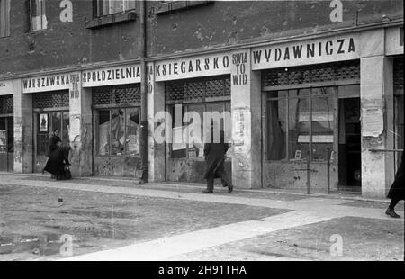 Warszawa, 1947-05. Sklep Warszawskiej Spó³dzielni Ksiêgarsko-Wydawniczej Œwiatowid. W stolicy funkcjonowa³o piêæ sklepów tej spó³dzielni, z ksi¹¿kami, artyku³ami papierniczymi i zabwkami. bb/gr PAP Dok³adny dzieñ wydarzenia nieustalony. Warschau, Mai 1947. Einer von fünf Geschäften des Warschauer Verlags „Swiatowid“, in dem Bücher, Schreibwaren und Spielzeug angeboten werden. bb/gr PAP Stockfoto