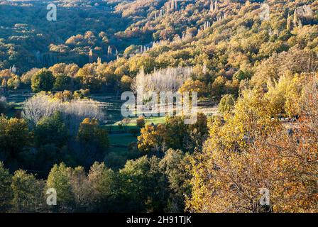 Herbstlandschaft der nördlichen Extremadura bei Sonnenuntergang im Ambroz-Tal Stockfoto
