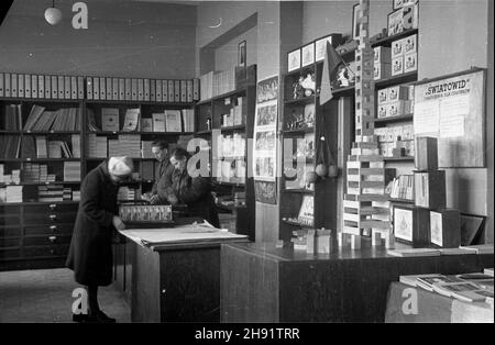 Warszawa, 1947-05. Sklep Warszawskiej Spó³dzielni Ksiêgarsko-Wydawniczej Œwiatowid. W stolicy funkcjonowa³o piêæ sklepów tej spó³dzielni, z ksi¹¿kami, artyku³ami papierniczymi i zabwkami. NZ. wnêtrze jednego ze sklepów. bb/gr PAP Dok³adny dzieñ wydarzenia nieustalony. Warschau, Mai 1947. Einer von fünf Geschäften des Warschauer Verlags „Swiatowid“, in dem Bücher, Schreibwaren und Spielzeug angeboten werden. Bild: Der Innenraum eines Ladens. bb/gr PAP Stockfoto