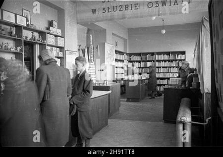 Warszawa, 1947-05. Sklep Warszawskiej Spó³dzielni Ksiêgarsko-Wydawniczej Œwiatowid. W stolicy funkcjonowa³o piêæ sklepów tej spó³dzielni, z ksi¹¿kami, artyku³ami papierniczymi i zabwkami. NZ. wnêtrze jednego ze sklepów. bb/gr PAP Dok³adny dzieñ wydarzenia nieustalony. Warschau, Mai 1947. Einer von fünf Geschäften des Warschauer Verlags „Swiatowid“, in dem Bücher, Schreibwaren und Spielzeug angeboten werden. Bild: Der Innenraum eines Ladens. bb/gr PAP Stockfoto