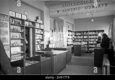 Warszawa, 1947-05. Sklep Warszawskiej Spó³dzielni Ksiêgarsko-Wydawniczej Œwiatowid. W stolicy funkcjonowa³o piêæ sklepów tej spó³dzielni, z ksi¹¿kami, artyku³ami papierniczymi i zabwkami. NZ. wnêtrze jednego ze sklepów. bb/gr PAP Dok³adny dzieñ wydarzenia nieustalony. Warschau, Mai 1947. Einer von fünf Geschäften des Warschauer Verlags „Swiatowid“, in dem Bücher, Schreibwaren und Spielzeug angeboten werden. Bild: Der Innenraum eines Ladens. bb/gr PAP Stockfoto