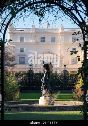 Blick auf die St John's Lodge, Regent's Park, London, Großbritannien, fotografiert an einem klaren Wintertag vom Rosengarten aus. Statue von Hylas im Vordergrund. Stockfoto