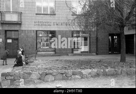 Warszawa, 1947-05. Sklep Warszawskiej Spó³dzielni Ksiêgarsko-Wydawniczej Œwiatowidna osiedlu WSM Ko³o przy ul. Deotymy. W stolicy funkcjonowa³o piêæ sklepów tej spó³dzielni, z ksi¹¿kami, artyku³ami papierniczymi i zabwkami. bb/gr PAP Dok³adny dzieñ wydarzenia nieustalony. Warschau, Mai 1947. Einer von fünf Geschäften des Warschauer Verlags „Swiatowid“, in dem Bücher, Schreibwaren und Spielzeug angeboten werden. bb/gr PAP Stockfoto