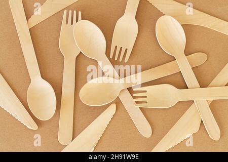 Set aus Einweg-Holzlöffeln, Messern und Gabeln Draufsicht. Natürliches, biologisch abbaubares Besteckkonzept Stockfoto