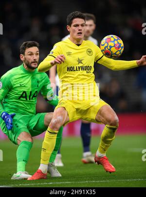 London, Großbritannien. 02nd Dez 2021. 02. Dezember - Tottenham Hotspur gegen Brentford - Premier League - Tottenham Hotspur Stadium Brentfords Christian Norgaard während des Spiels der Premier League im Tottenham Hotspur Stadium, London. Bildnachweis: © Mark Pain / Alamy Live Nachrichtengutschein: Mark Pain/Alamy Live News Stockfoto